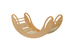 Dies ist ein Wippspielzeug aus Holz in Form eines Balancebretts, das von kleinen Kindern häufig zum Klettern, Wippen oder für fantasievolle Spiele genutzt wird.
