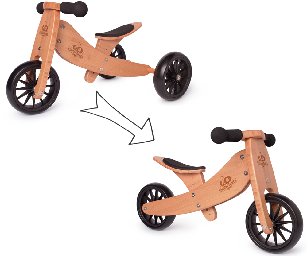 Zwei „Tiny Tot Bamboo“-Fahrräder – ein Dreirad und ein Zweirad –, verbunden durch einen großen Pfeil.