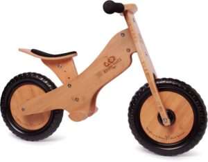 Laufrad aus Holz mit schwarzen Reifen und Sattel, speziell für kleine Kinder, die gerade das Radfahren lernen.