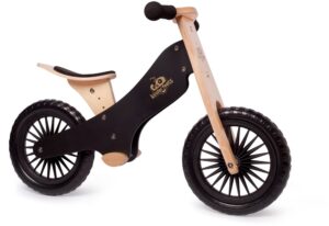 Laufrad Schwarz: Ein Laufrad aus Holz mit schwarzen Rädern und einem schwarzen Sattel – ideal für kleine Kinder, die gerade das Radfahren lernen.