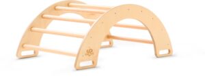 Kletterbogen aus Holz mit horizontalen Sprossen, konzipiert für das Spielen oder die körperliche Betätigung von Kindern.