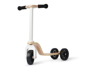 Kinder-Holzroller mit drei schwarzen Rädern, weißem Lenker und schwarzen Griffen vor weißem Hintergrund.